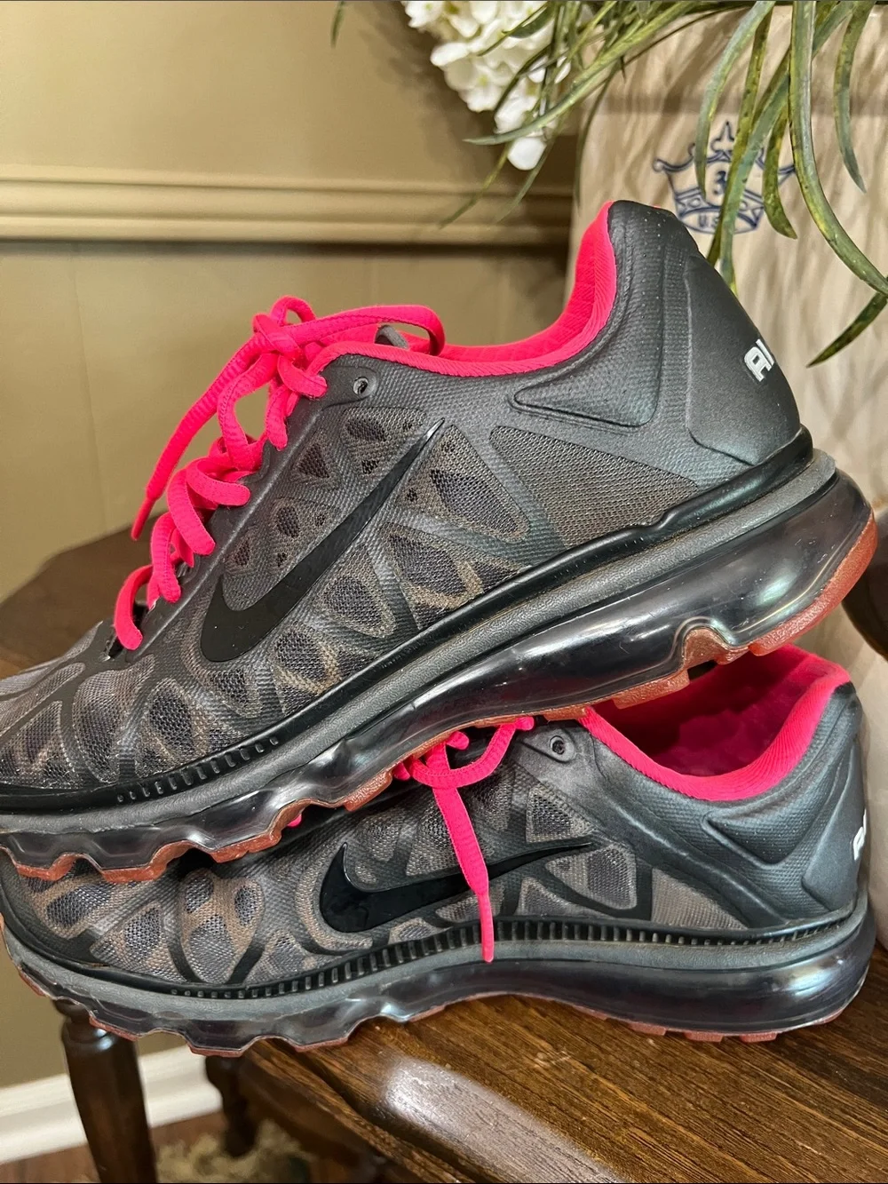 Nike Airmax Women's Black Athletic Sneakers with Pink Accents Size7